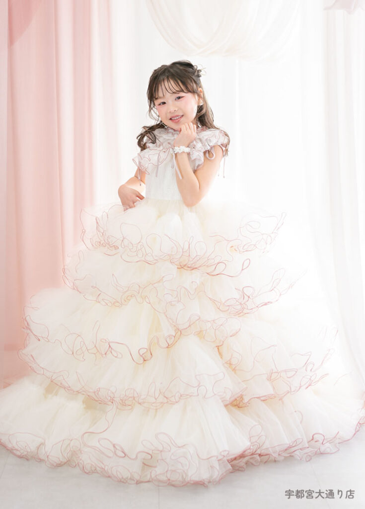 七五三７歳ドレス：白いボリュームチュールのドレスを着た7才の女の子。