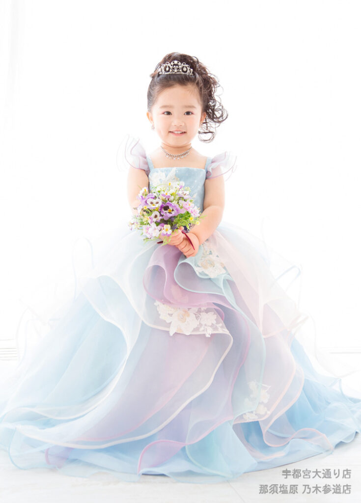 透明感のあるチュールがたくさん重なったブルーの七五三3才女の子のドレス