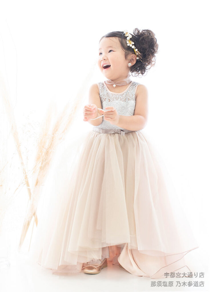 七五三３歳：チュールのフィッシュテールドレスを着た3才の女の子。