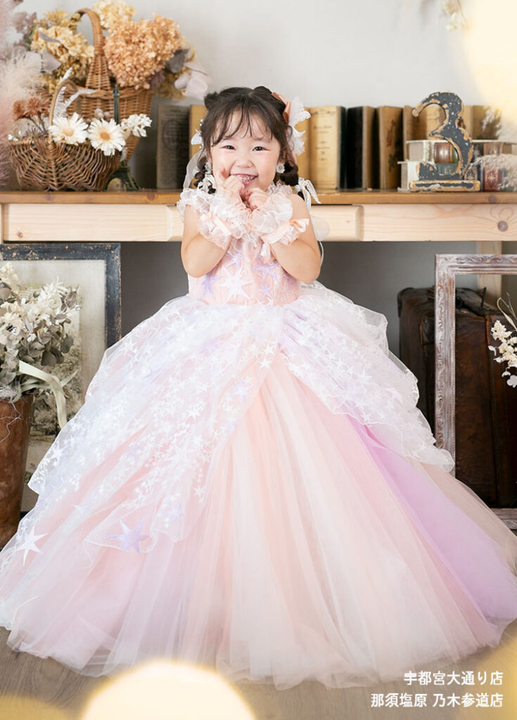 ピンクの星柄のレースがカワイイ七五三3才の女の子のドレス