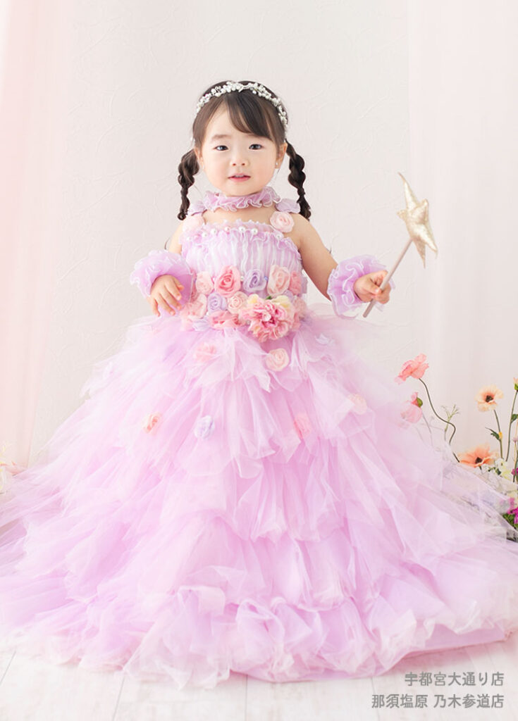 ピンクのフリルがたくさんついた一番人気のドレスを着た七五三3歳の女の子