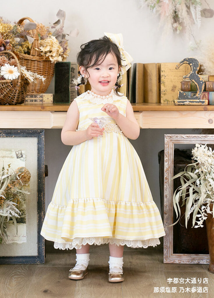 少しカジュアルなレースの衿とビタミンカラーがかわいい七五三3才女の子のドレス