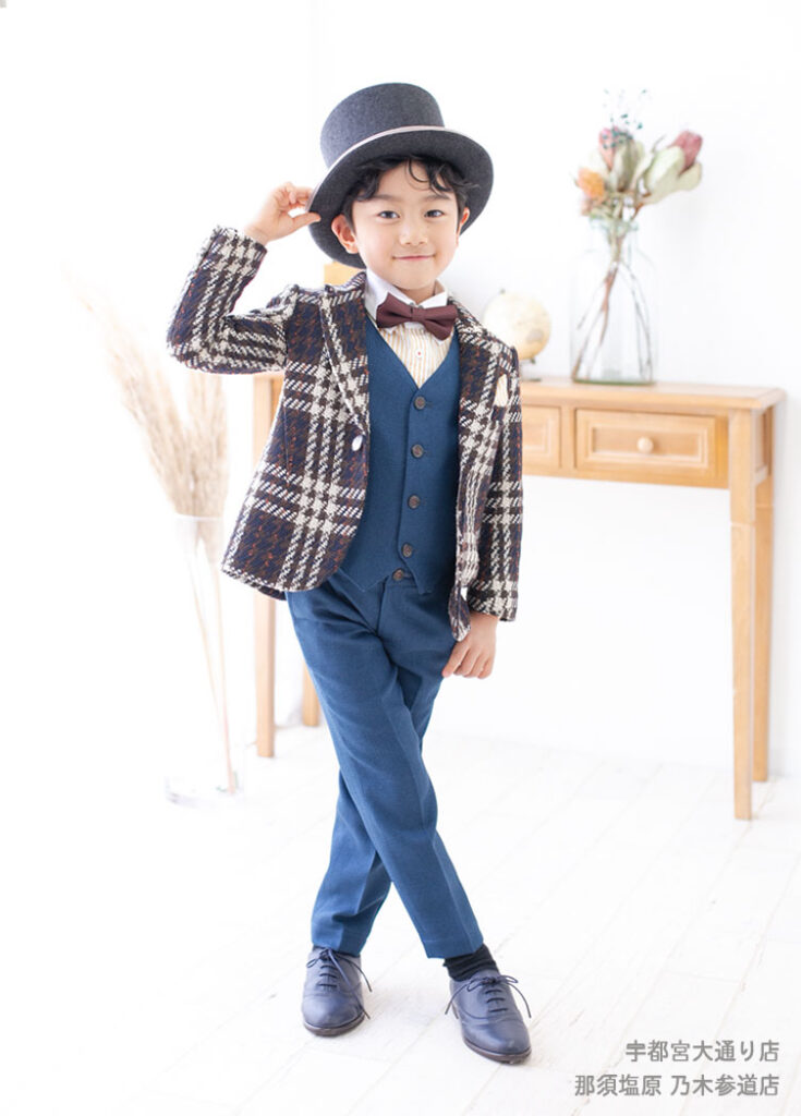 七五三５歳スーツ：ブルーとブランチェックのセットアップスーツを着た5才の男の子。