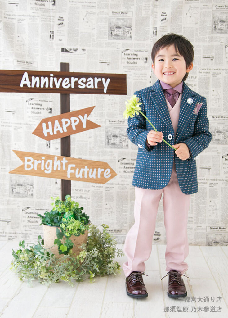 七五三５歳スーツ：くすみブルーとピンクのセットアップスーツを着た5才の男の子。