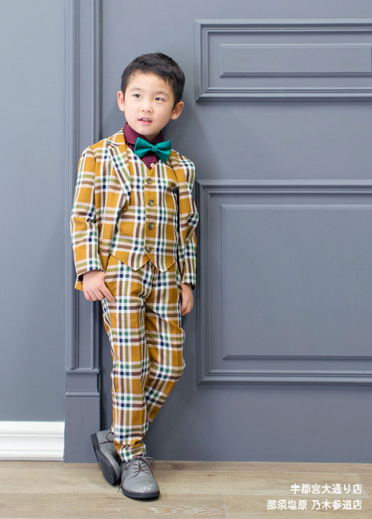 七五三５歳スーツ：黄土色にグリーンのチェックの細身のスーツを着た5才の男の子。
