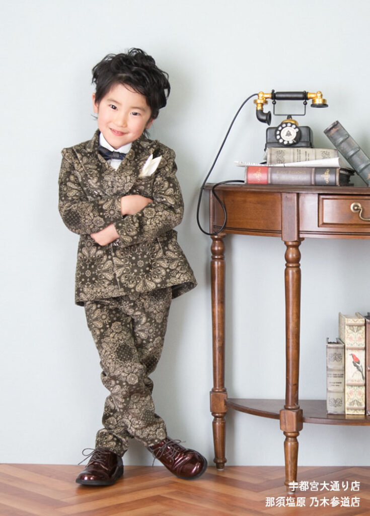 七五三５歳スーツ：渋い茶色のペイズリー柄のスーツを着た5才の男の子。