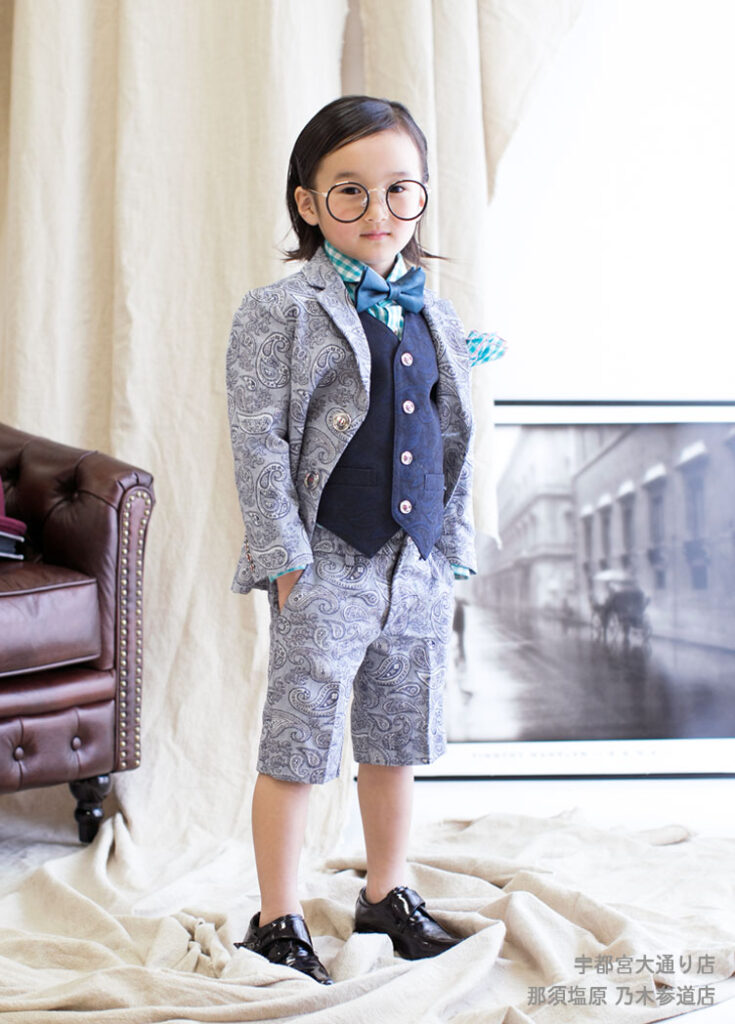 七五三５歳スーツ：ペイズリー柄のショート丈のオシャレスーツを着た5才の男の子。