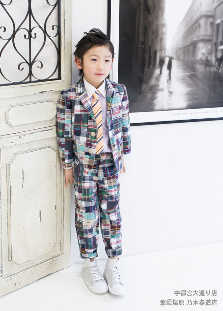 七五三５歳スーツ：チェックのパッチワーク生地のスーツを着た5才の男の子。