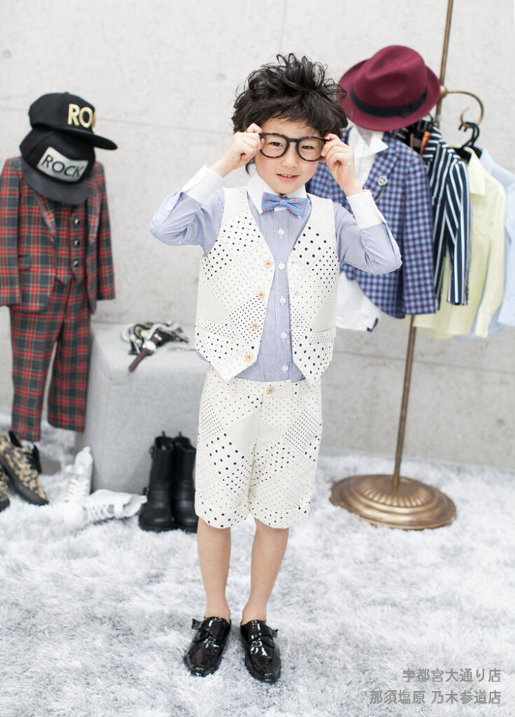 七五三５歳スーツ：白に水玉柄のショートパンツスーツを着た5才の男の子。