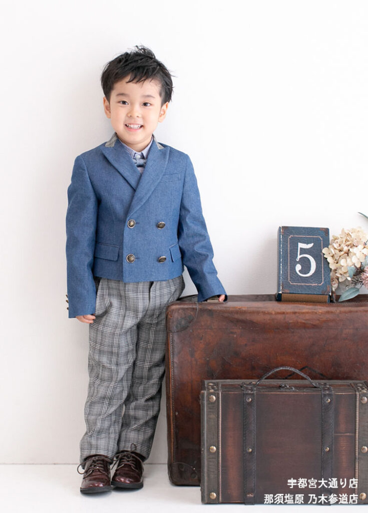 デニム風のジャケットとグレーのズボンがかわいい七五三5才男の子のスーツ