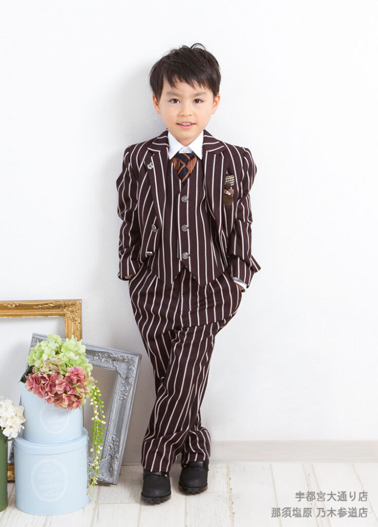 七五三５歳スーツ：ストライプのドレッシーなスーツを着た5才の男の子。