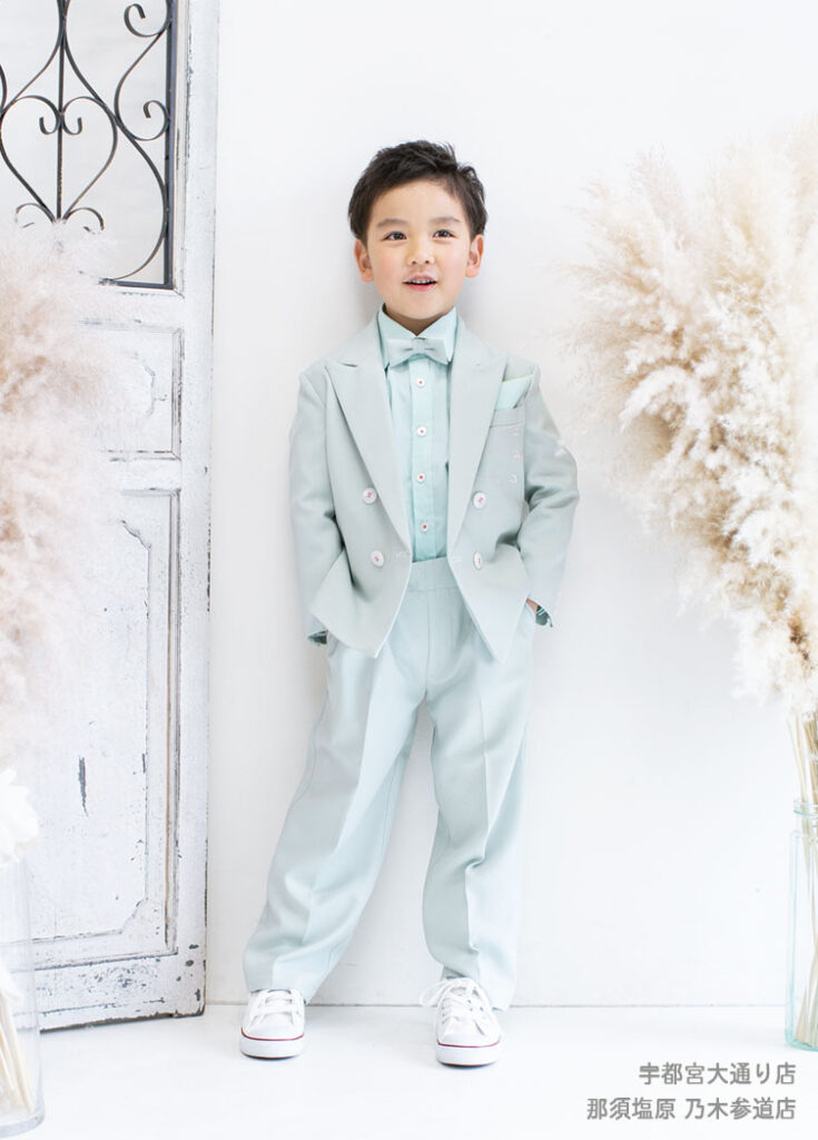 七五三５歳スーツ：シャツと蝶ネクタイとスーツ全てを淡い青緑色にまとめた5才の男の子。