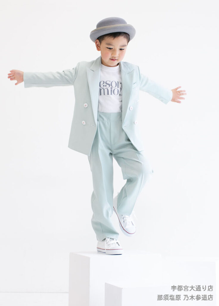ライトアクアカラーのセットアップにカジュアルなTシャツを合わせた七五三5才男の子のスーツ