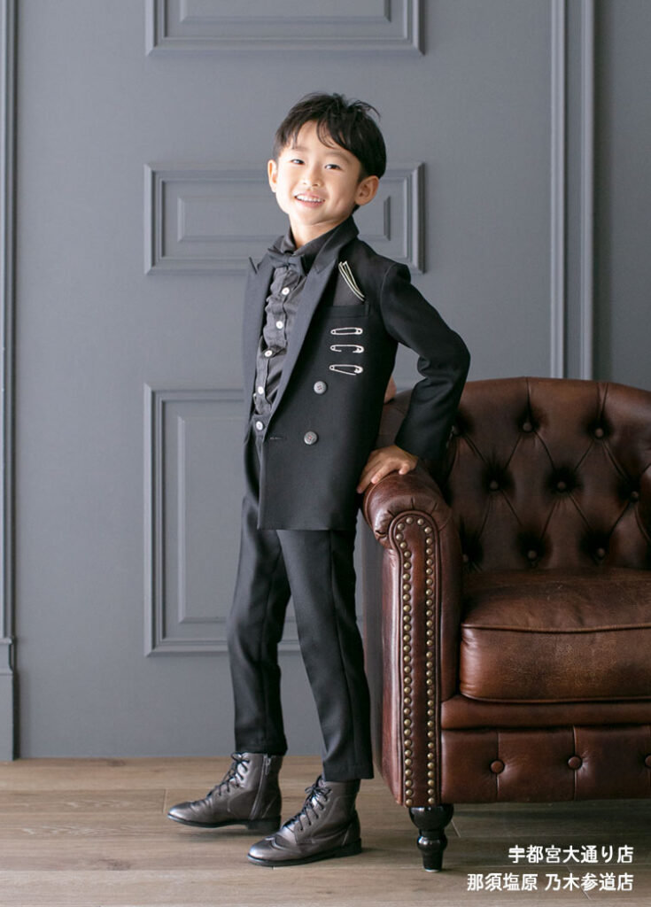 七五三５歳スーツ：黒いカジュアルなスーツに黒いシャツでドレッシーにまとめた5才の男の子。
