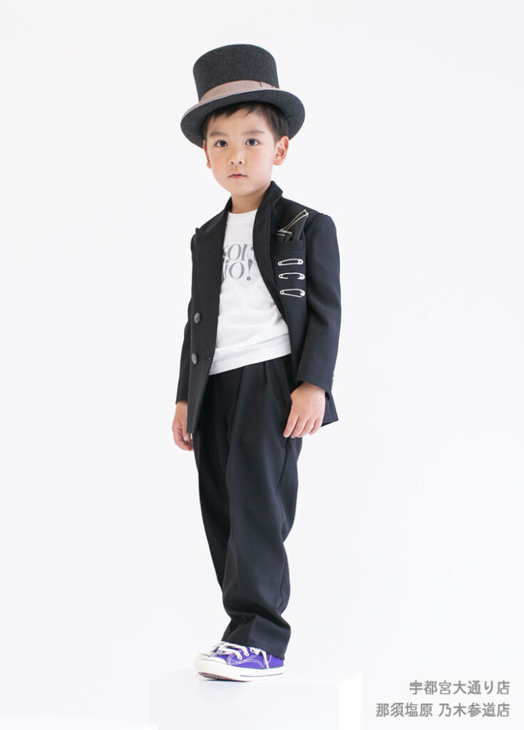 七五三５歳スーツ：カジュアルな黒いスーツにTシャツを合わせた5才の男の子。