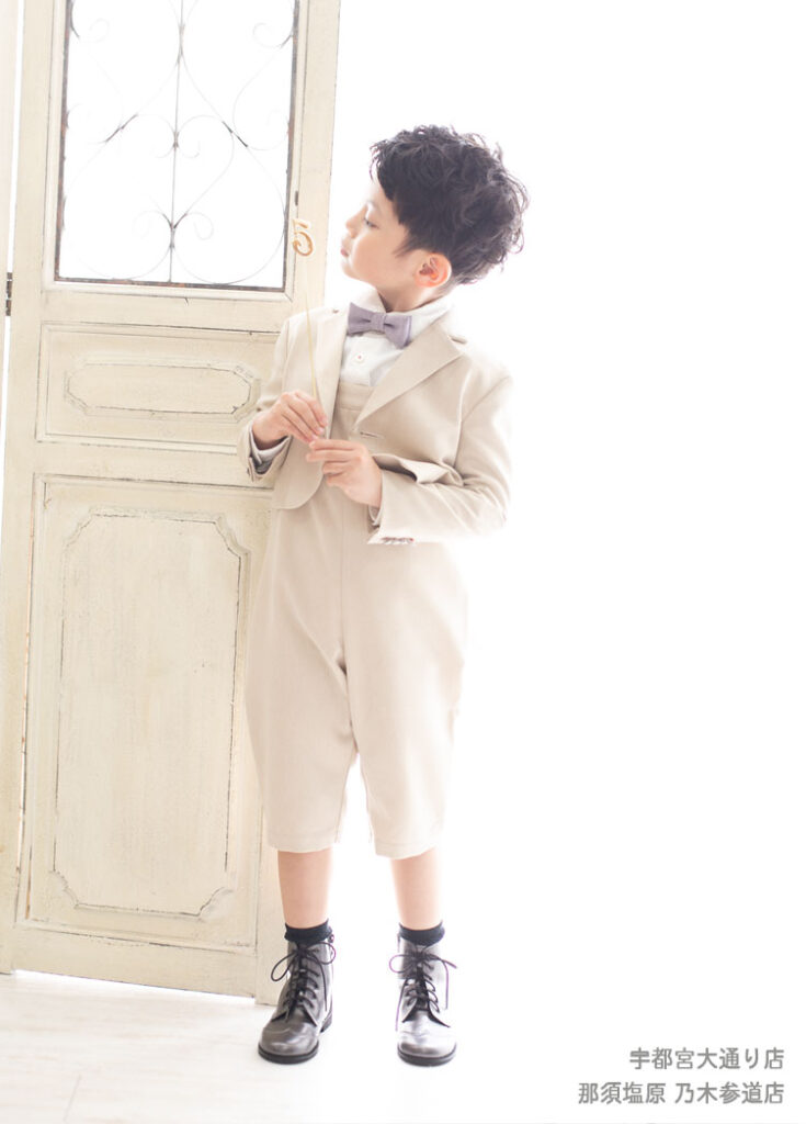 柔らかいベージュと後ろで結ぶリボンが特徴的な七五三5才男の子のスーツ