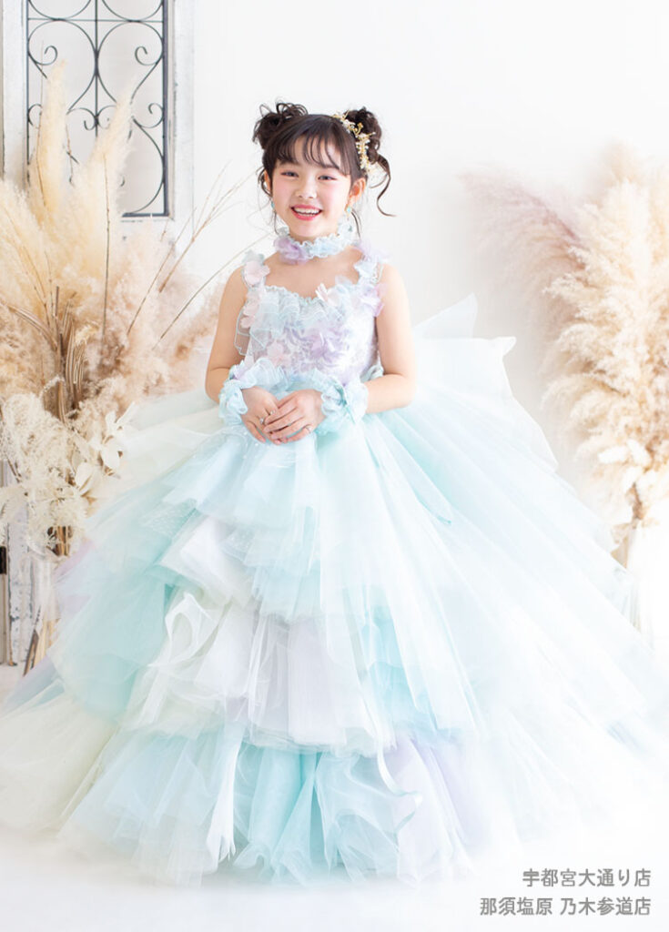 チュールがたくさん重なったブル―とパープルのかわいい七五三7才女の子のドレス