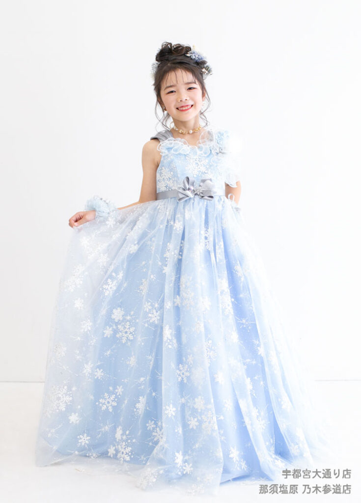 七五三７歳ドレス：雪の結晶レースのエルサの様なドレスを着た7才の女の子。