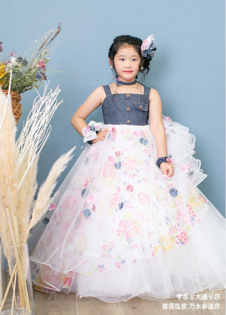 七五三７歳ドレス：花柄にデニムを合わせたカジュアルなドレスを着た7才の女の子。