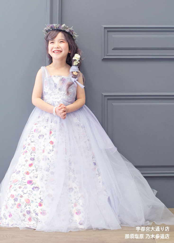 ボタニカルなお花柄に透け感のあるくすみパープルのチュールが重なった七五三7才女の子のドレス