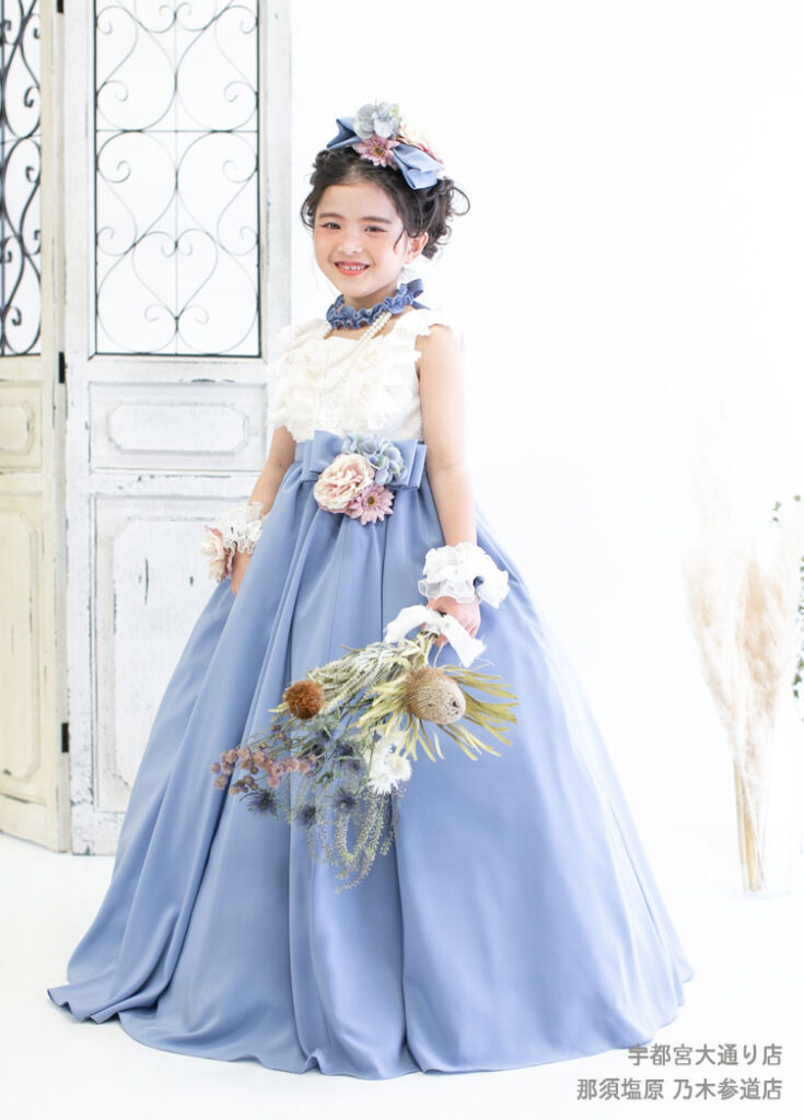 シルキーな素材感と白とブルーの組み合わせがかわいい七五三7才女の子のドレス