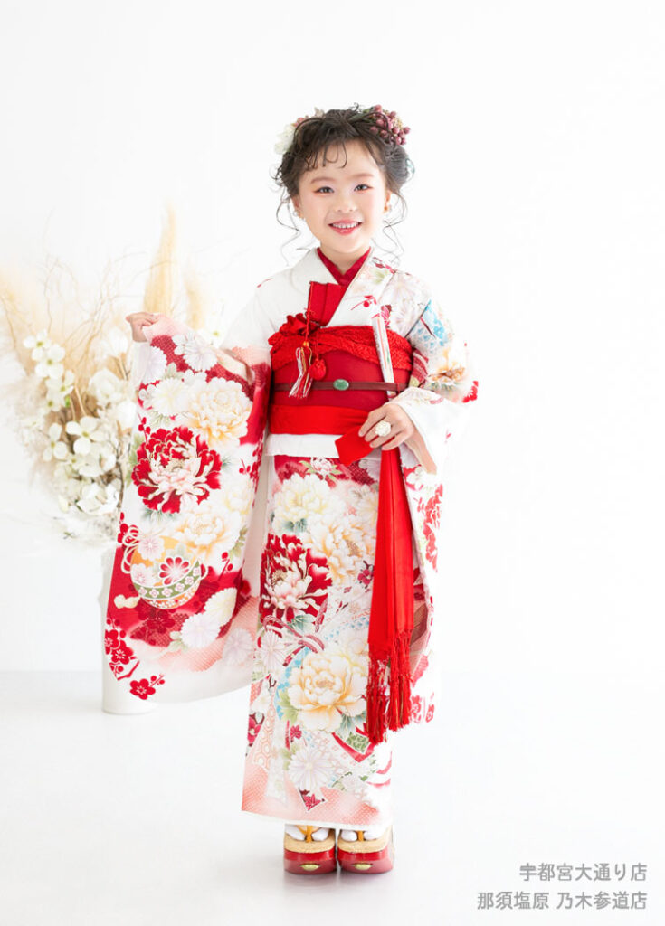 七五三７歳着物：シャクナゲの花が咲き乱れる美しい古典柄の着物を着た７才の女の子。