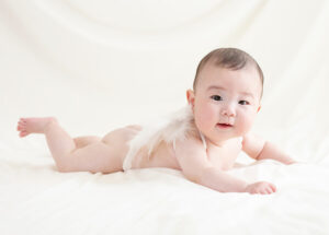 ベビー・バースデー：羽を付けたふわふわボディーの本物の天使のような6ヶ月のベビー。