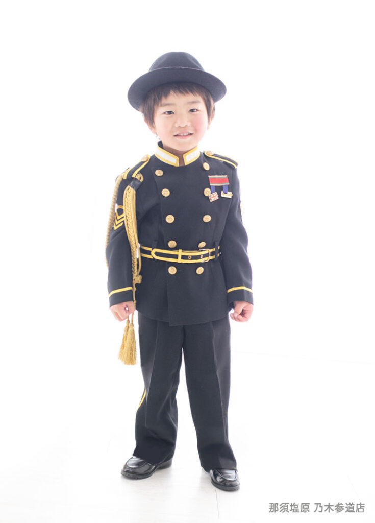 七五三３歳：海兵のような黒いスーツを着た3才の男の子。