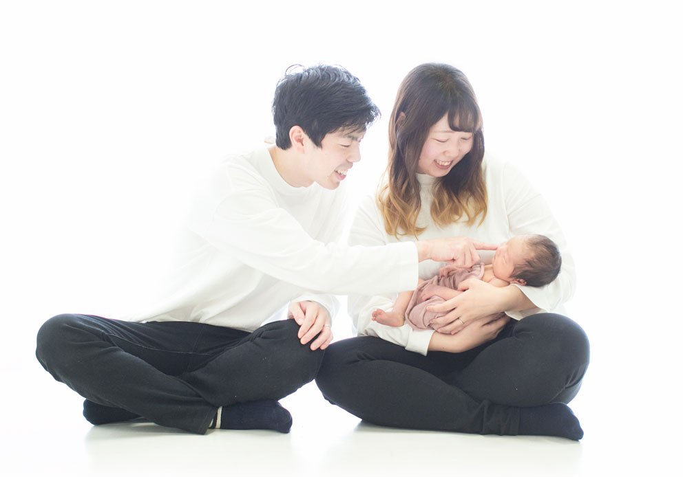 ニューボーンフォトの家族写真_スタジオかれん