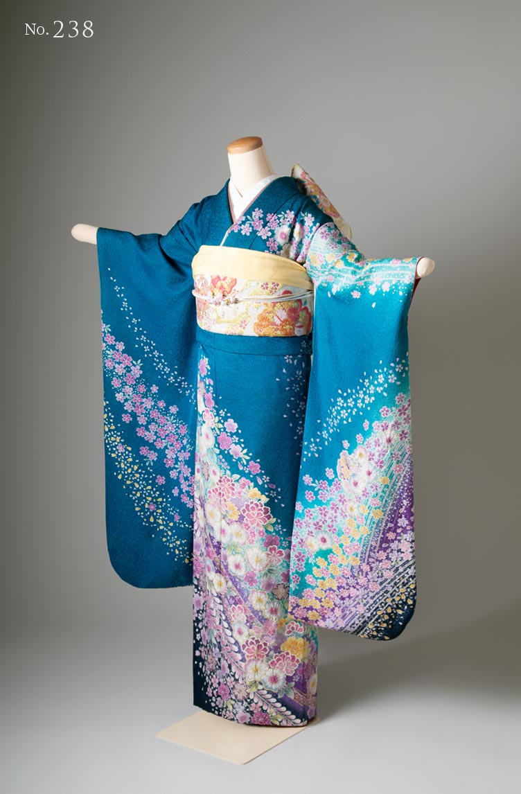 振袖レンタル：鮮やかな薄藍色に紫色の花が描かれたグラデーションの振袖。
