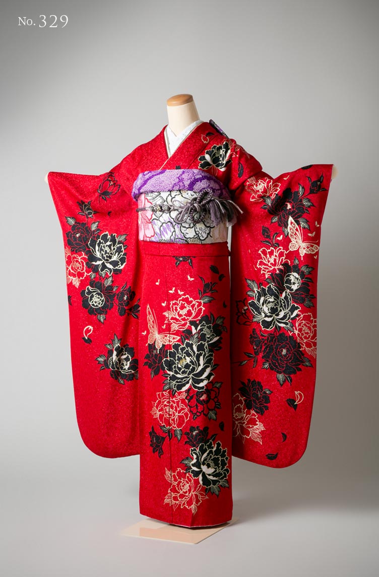 振袖レンタル：真っ赤に黒いぼたんの花が描かれた振袖。