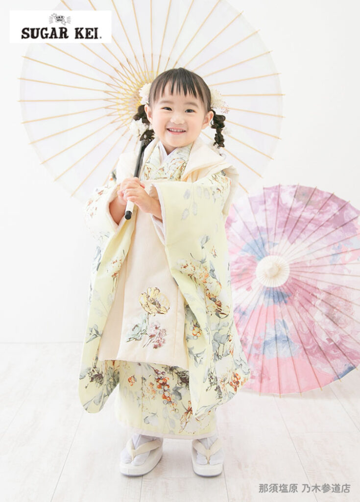 七五三３歳：洋風モダンなお花がたくさん施された着物を着た３才の女の子。