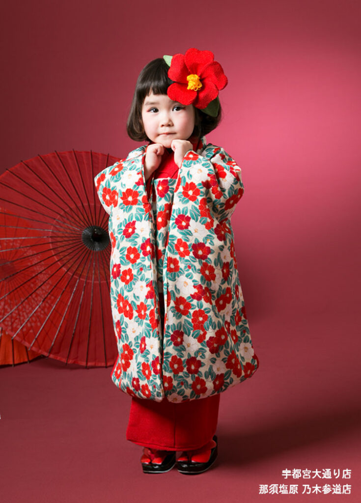 七五三３歳：赤い椿柄の着物を着た3才の女の子。