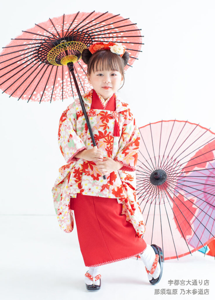 七五三３歳赤とピンクの花柄の着物を着た3才の女の子。