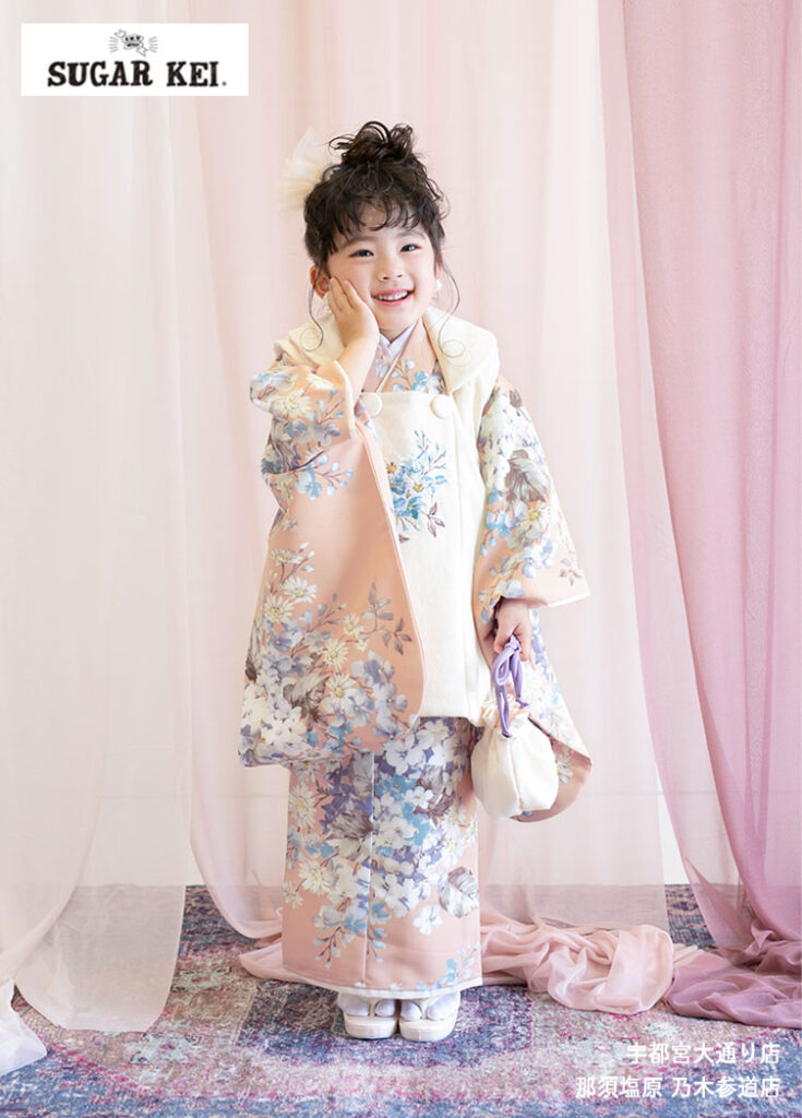 七五三３歳：洋風キュートな印象のピンクの着物を着た３才の女の子。