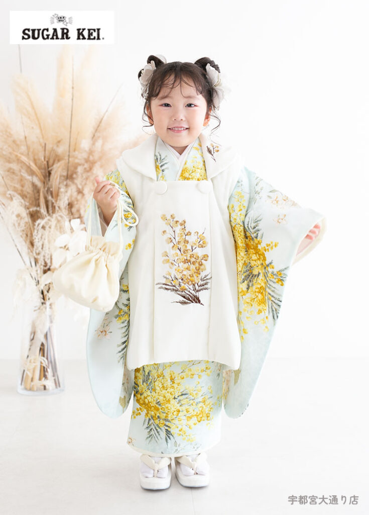 七五三３歳：爽やかなカラーで今っぽいミモザ柄の着物を着た３才女の子。