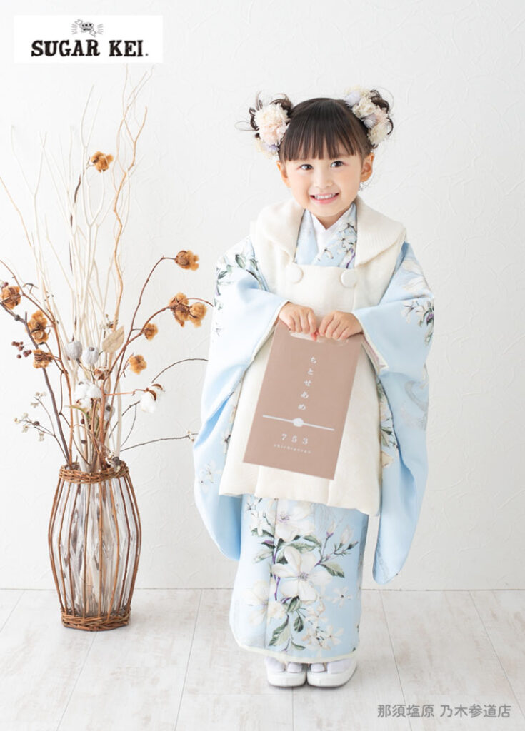 七五三３歳：水色のシュガーケイデザインの着物を着た３才の女の子。