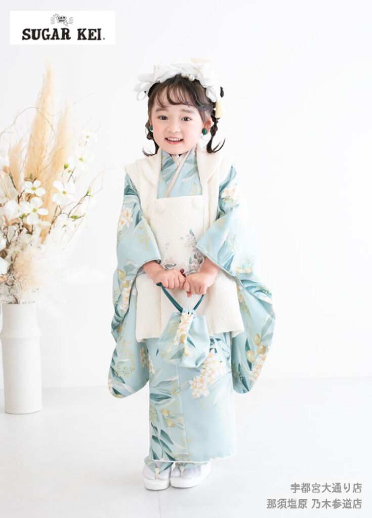 七五三３歳：水色のシュガーケイデザインのオリーブ柄の着物を着た３才の女の子。