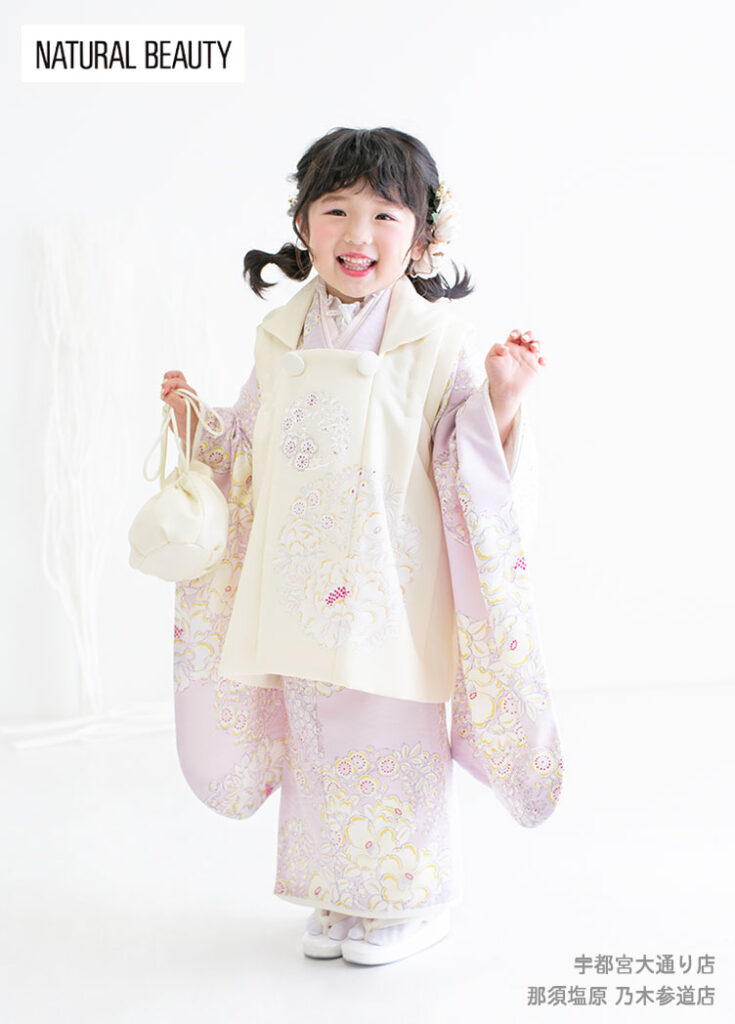 七五三３歳：襟元がかわいい、キュートなパステルピンクの着物を着た３才の女の子。