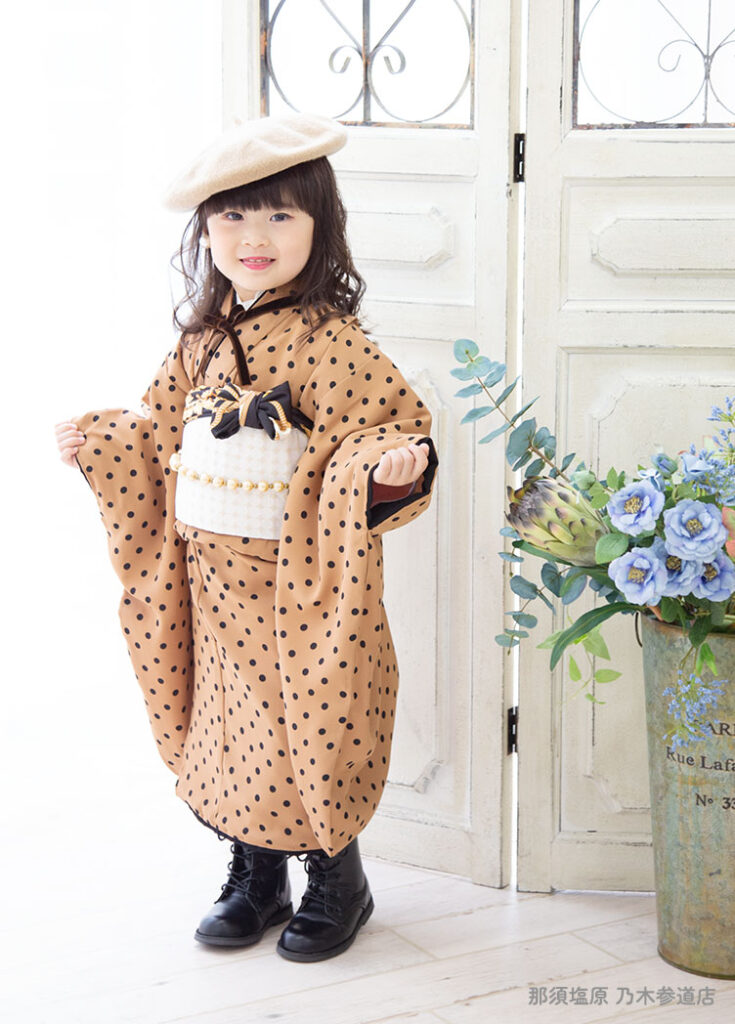 七五三３歳：ブーツとベレー帽を合わせたモダンな水玉ドットの着物を着た３才の女の子。
