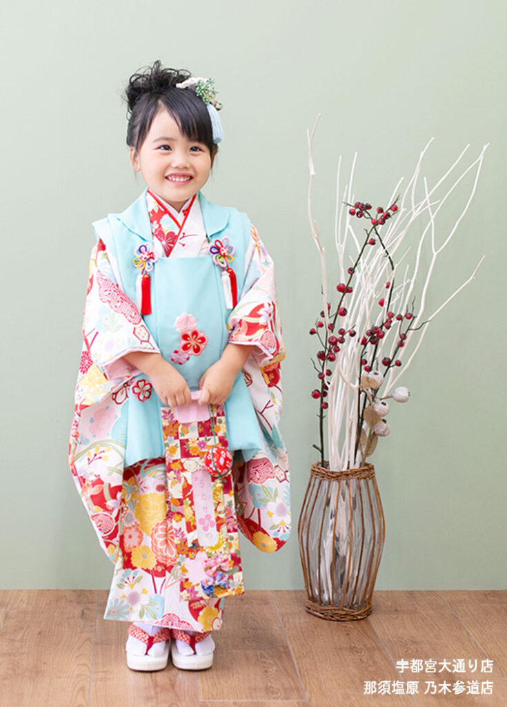 七五三３歳：白と水色の着物を着た3才の女の子。
