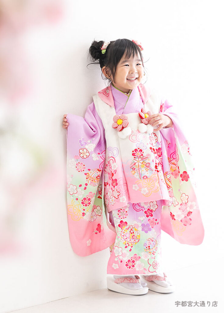 七五三３歳：淡い紫のピンクのグラデーションに鞠の柄がかわいい着物を着た3才の女の子。
