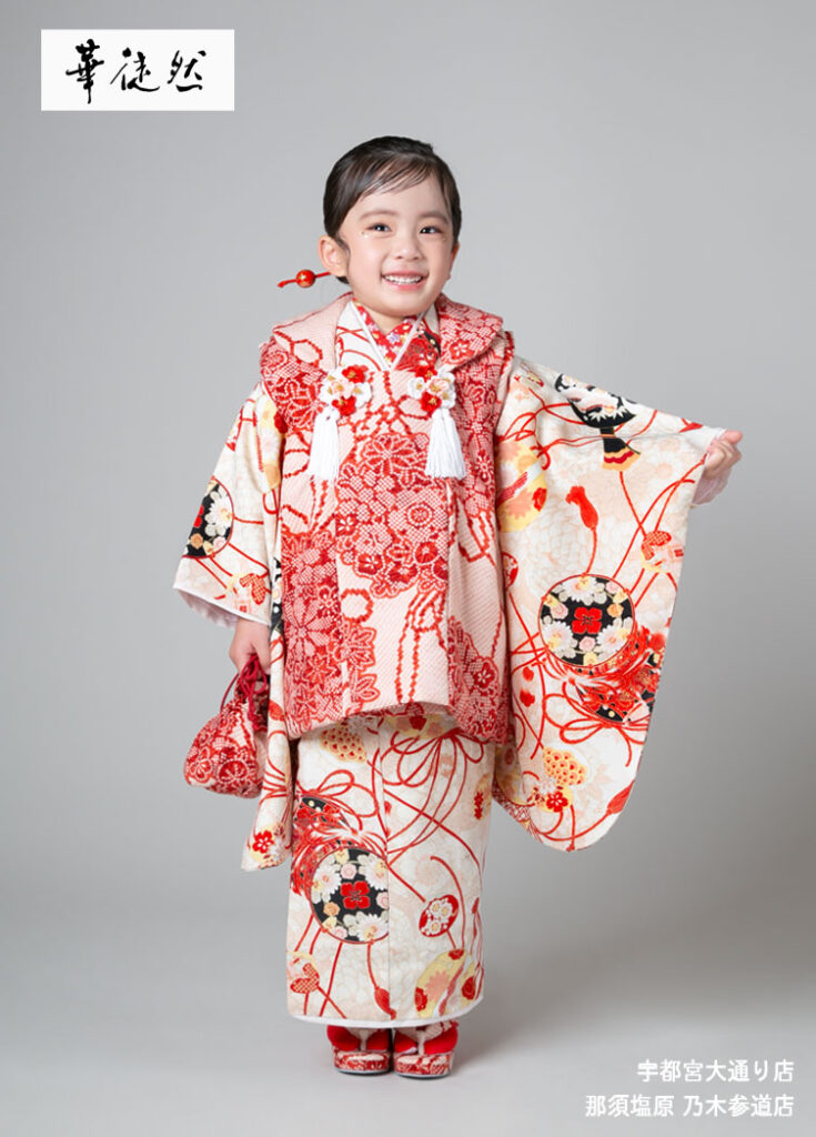 七五三３歳：赤い絞り柄の古典的な着物を着た3才の女の子。