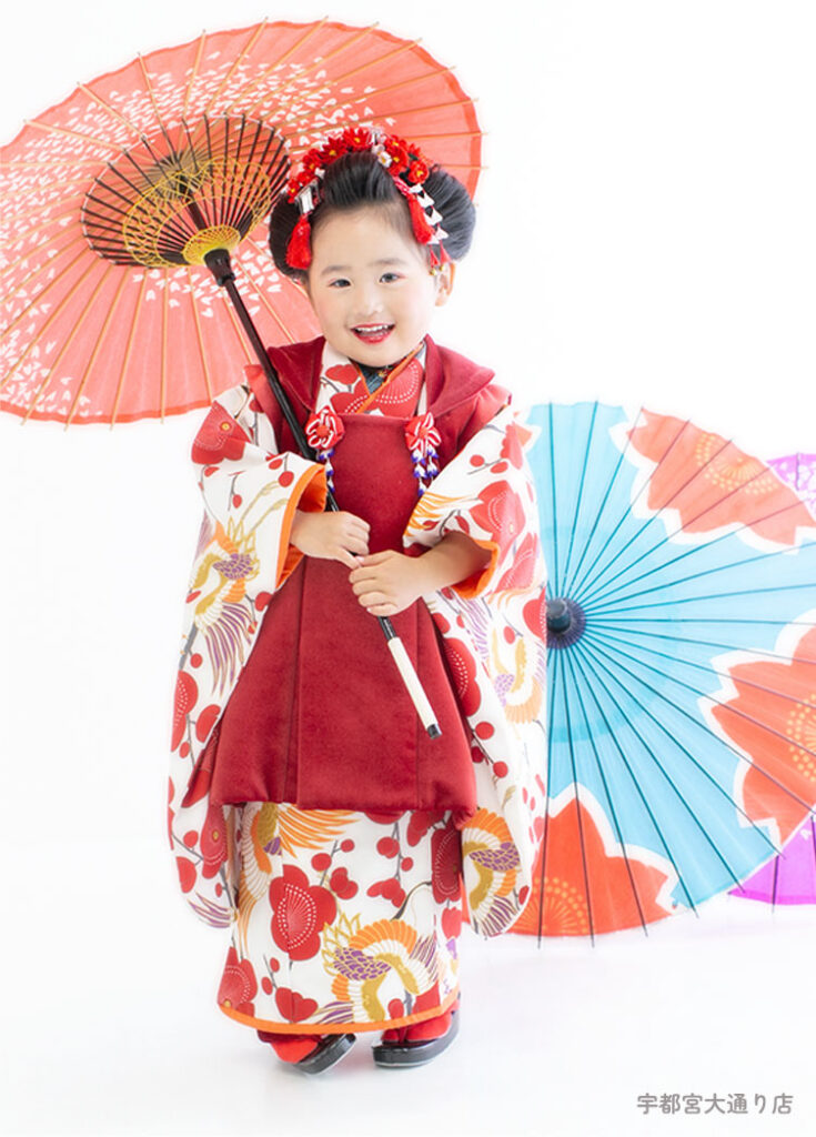 七五三３歳：赤い被布の着物を着た日本髪の3才の女の子。