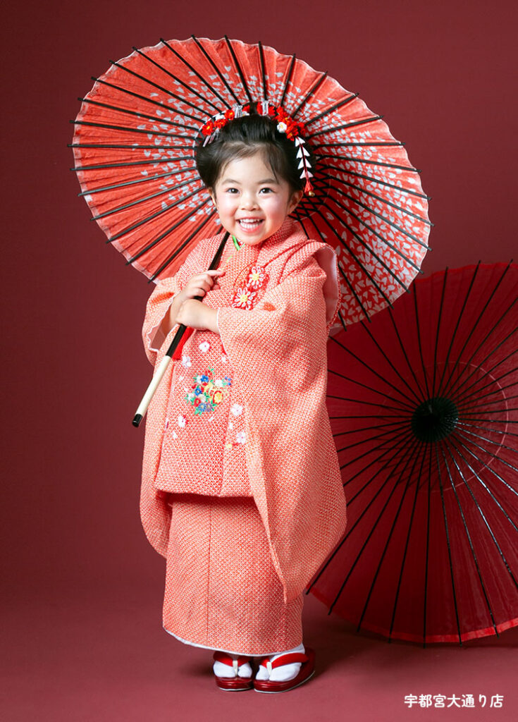 七五三３歳：赤い絞りの着物を着た3才の女の子。