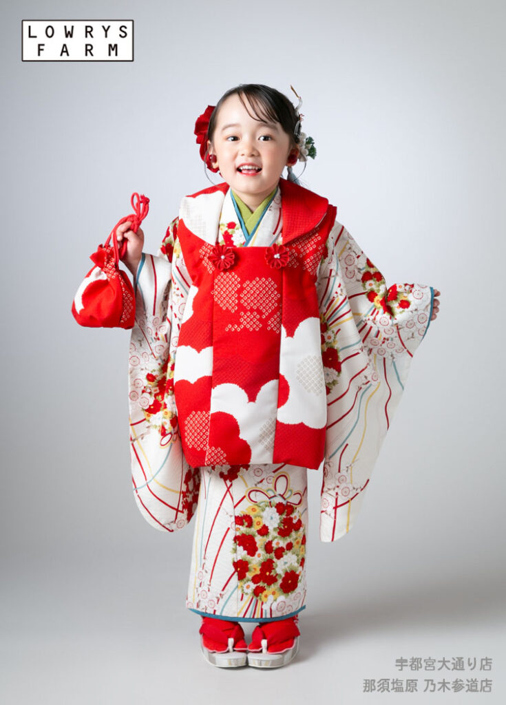 七五三３歳：紅白のローリーズファームの新作着物を着た3才の女の子。