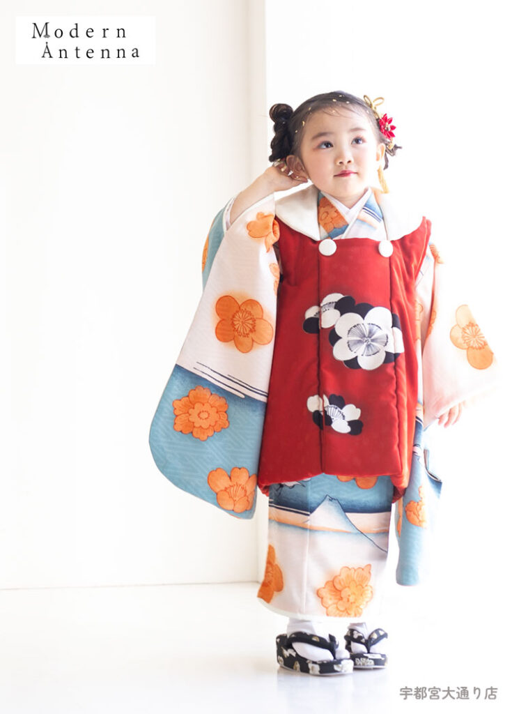 七五三３歳：富士山が描かれたモダンな柄のモダンアンテナの着物を着た3才の女の子。