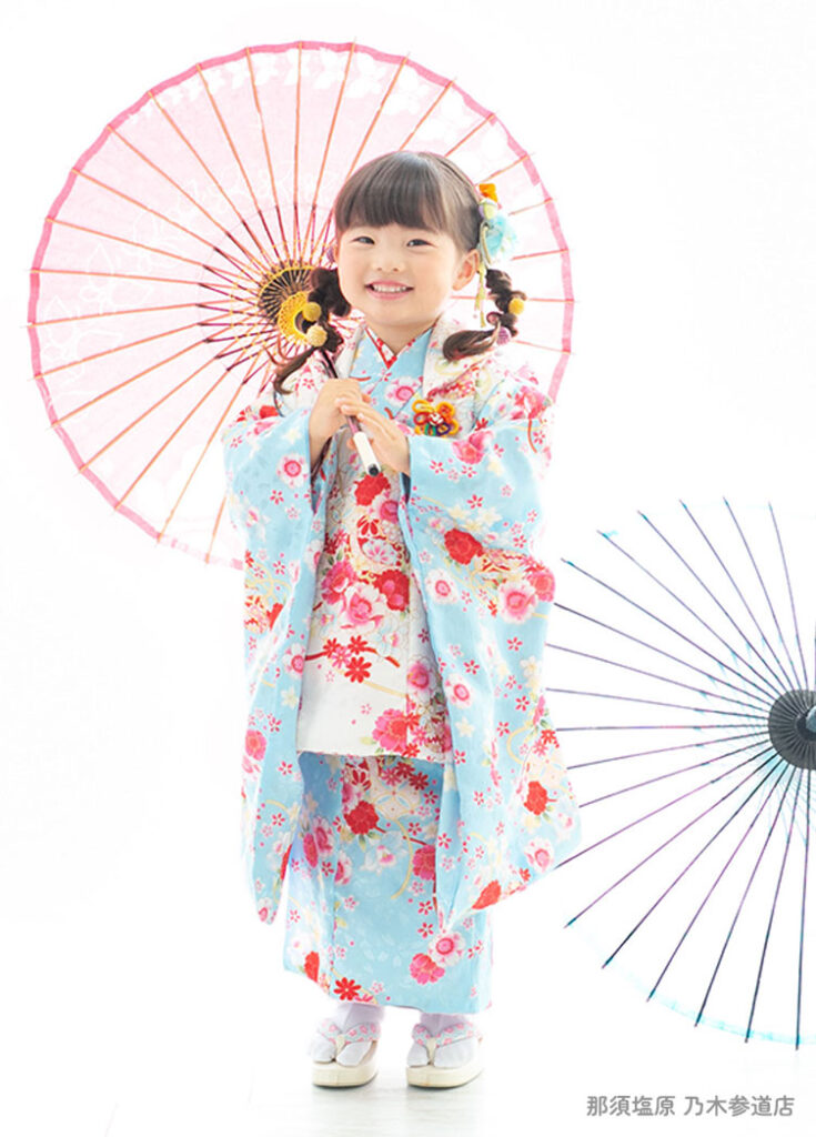 七五三３歳：水色と白の人気の着物を着た3才の女の子。