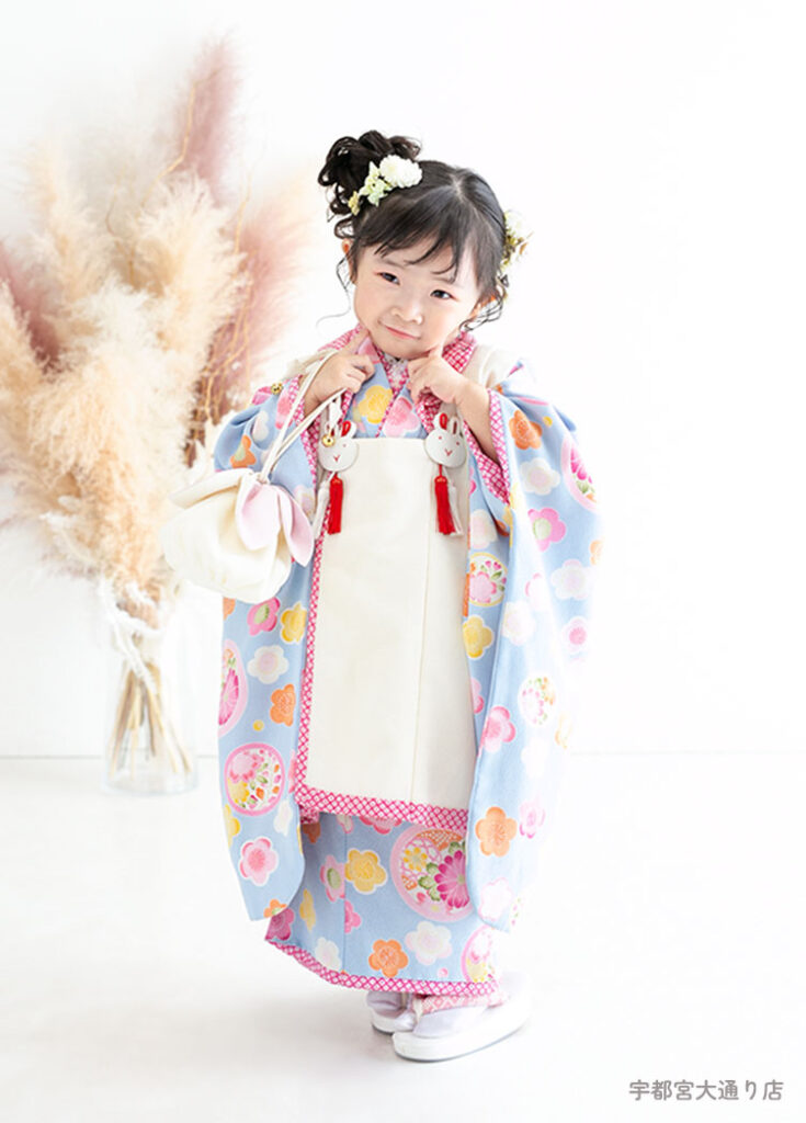 七五三３歳：水色と白のかわいい着物を着た3才の女の子。