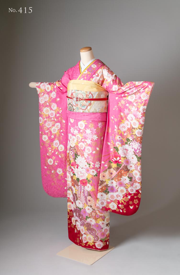 振袖レンタル：ピンクの花柄のかわいい振袖。